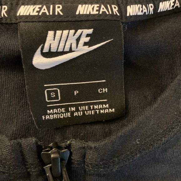 NIKEAIR | Zip-Front Cropped Tank - Picture 5 of 6